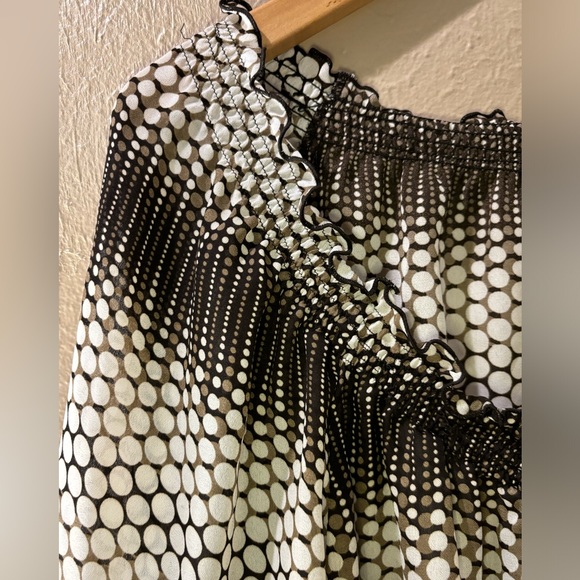 Signature by Larry Levine Woman, brown and white ruffled blouse. Size 1x. - Picture 4 of 9